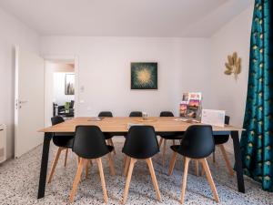 una sala de conferencias con mesa de madera y sillas en Zuara9Room Rimini, en Rímini