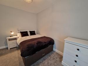 4 Bedroom house in Merthyr Tydfil. Near Brecon Beacons National Park tesisinde bir odada yatak veya yataklar