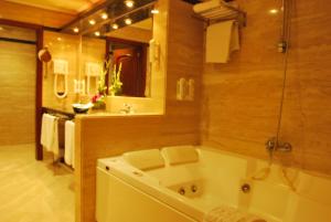 a large bathroom with a tub and a sink at Hotel Conde Ansúrez in Valladolid