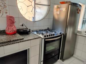 Η κουζίνα ή μικρή κουζίνα στο House Por Temporada 20 Minutos Da Praia