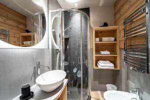 La salle de bains est pourvue d'une douche et d'un lavabo. dans l'établissement Garnì Letizia, à Campitello di Fassa