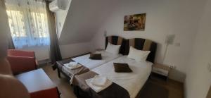 ein Hotelzimmer mit einem Bett und einem Stuhl in der Unterkunft Relax in Greci