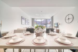 Posezení v ubytování Exclusive Deal! Luxury 4BR Villa on Al Dana Island by Deluxe Holiday Homes