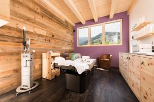 Habitación con una oficina dental con paredes de madera. en Hotel Der Löwe LEBE FREI, en Leogang