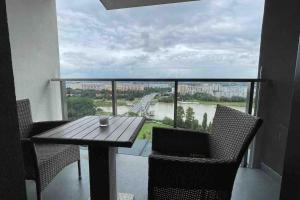 balcone con tavolo, sedie e vista sul fiume di BulwaryPark Apartament w centrum 1 a Rzeszów