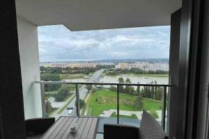 balcone con vista sul fiume di BulwaryPark Apartament w centrum 1 a Rzeszów