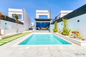Bazén v ubytování Exclusive Deal! Luxury 4BR Villa on Al Dana Island by Deluxe Holiday Homes nebo v jeho okolí