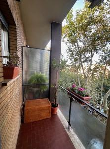 einen Balkon mit einer Dusche mit Topfpflanzen. in der Unterkunft Tiberia Apartment in Rom