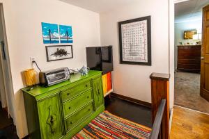 uma cómoda verde com um rádio numa sala em The Bridges Mt Washington Sleeps 12 em Pittsburgh