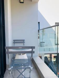 un banco sentado en un balcón junto a una ventana en Private Deluxe Bedroom with Backup Power, en Johannesburgo