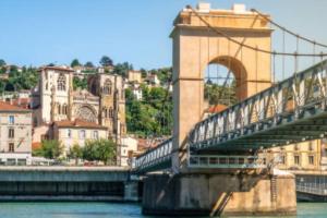 un ponte sull'acqua con una città sullo sfondo di Appartement JAZZ Vienne nord a Vienne