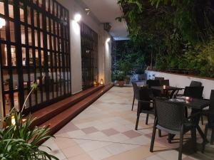 a restaurant with tables and chairs in a courtyard at Hotel Calla' in Policoro