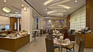 A restaurant or other place to eat at Nirwana Hometel Jaipur- A Sarovar Hotel