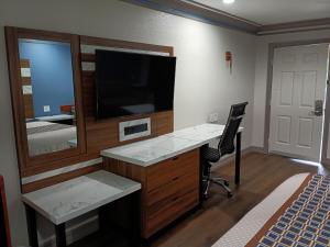 TV a/nebo společenská místnost v ubytování Americas Best Value Inn & Suites-Alvin/Houston
