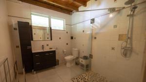 Koupelna v ubytování Villa piscine bord de mer 3 chambres