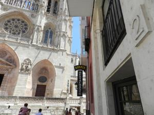 un edificio con una catedral con gente caminando delante de él en Apartamento Catedral, en Burgos