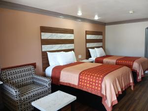 Postel nebo postele na pokoji v ubytování Americas Best Value Inn & Suites-Alvin/Houston