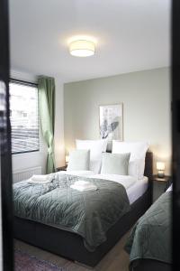 um quarto com uma cama grande e uma janela em 80 m2 l Central lWLAN lNetflix l MuYa Apartments em Hanôver