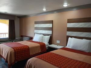 Postel nebo postele na pokoji v ubytování Americas Best Value Inn & Suites-Alvin/Houston