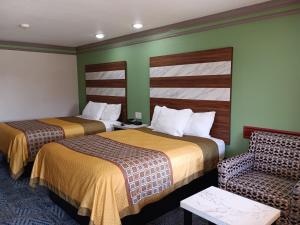 Postel nebo postele na pokoji v ubytování Americas Best Value Inn & Suites-Alvin/Houston