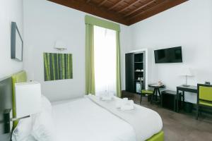 A bed or beds in a room at SuitInn19