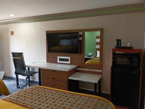 Kuchyň nebo kuchyňský kout v ubytování Americas Best Value Inn & Suites-Alvin/Houston