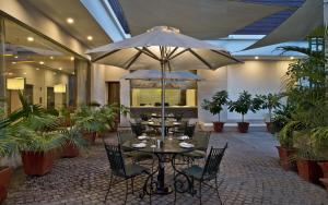 Restaurace v ubytování Nirwana Hometel Jaipur- A Sarovar Hotel + 28 fotografií