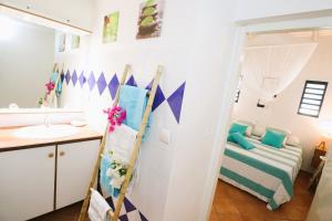 サンタンヌにあるLe Lagon d'Anolisの部屋にベッドと洗面台があるバスルーム