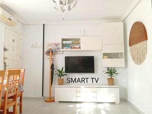 A television and/or entertainment centre at Bungalow soleado a 100 metros de La Playa