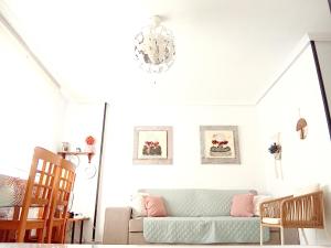 A seating area at Bungalow soleado a 100 metros de La Playa