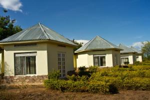 eine Reihe von Häusern in einem Hof in der Unterkunft Euphorbia Safari Lodge in Kasenyi
