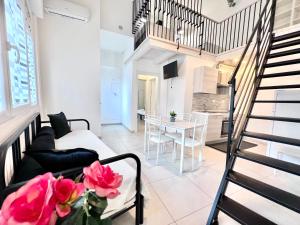 sala de estar con sofá y mesa en 8 Lofts - Apartments en La Spezia