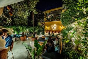 Hotel Ungherese Small Luxury Hotel في فلورنسا: مجموعة من الناس يجلسون في غرفة بها نباتات
