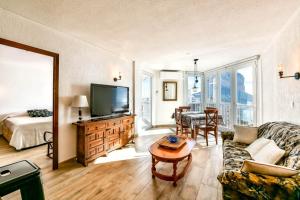 TV a/nebo společenská místnost v ubytování Les yeux dans le bleu