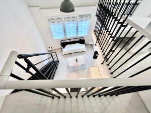 una escalera que conduce a una sala de estar. en 8 Lofts - Apartments en La Spezia