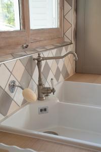 a kitchen sink with a faucet on top of it at Charmant Appartement T2 Parking & Terrasse - Crêt de la Roche in Aix-les-Bains