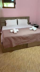 Llit o llits en una habitació de Dogra Apartment In City Centre