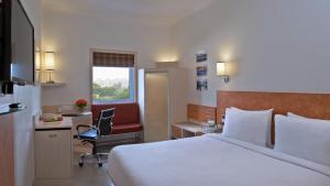 TV a/nebo společenská místnost v ubytování Nirwana Hometel Jaipur- A Sarovar Hotel