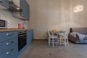 een keuken en eetkamer met een tafel en stoelen bij Einaudi Apartment by Wonderful Italy in Turijn