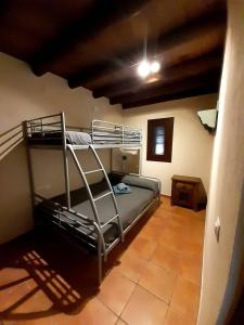 1 dormitorio con 1 litera en una habitación en FINCA LA LISERILLA, en Galaroza