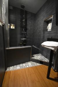 un baño con bañera y lavabo en La Clé de Voûte - 4 étoiles, en Saint-Marcel-dʼArdèche