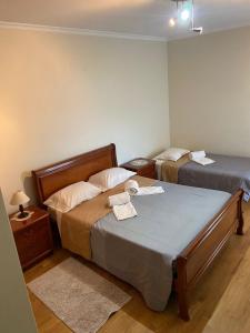 una camera con due letti di Quinta da Casinha Homestay a Pombal