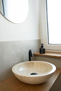 a sink in a bathroom with a window at Schlaf-Scheune auf Islandpferdehof im Grünen in Steinau an der Straße