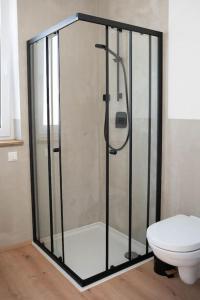a shower stall in a bathroom with a toilet at Schlaf-Scheune auf Islandpferdehof im Grünen in Steinau an der Straße