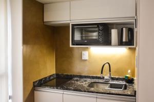 una cocina con fregadero y microondas en Studio Congreso, en Buenos Aires 29 fotos más