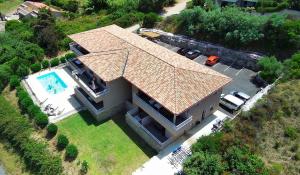 Bazén v ubytování Grand appartement T4, piscine, vue exceptionnelle à 50 m de la plage nebo v jeho okolí