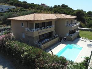 eine Luftansicht eines Hauses mit Pool in der Unterkunft Grand appartement T4, piscine, vue exceptionnelle à 50 m de la plage in Propriano