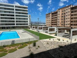 Blick auf ein Gebäude mit Pool in der Unterkunft Departamento La Serena in La Serena