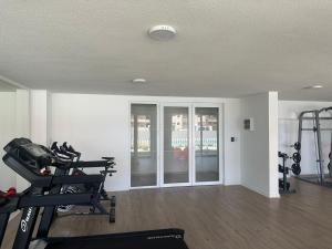 ein Fitnessstudio mit zwei Laufbändern und Laufbändern in einem Raum in der Unterkunft Departamento La Serena in La Serena