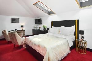 Postel nebo postele na pokoji v ubytování King Kresimir Heritage Hotel